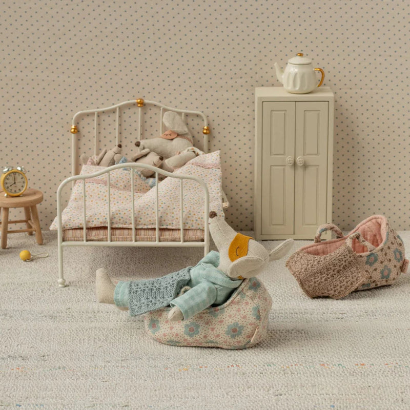 Carry Cot, Baby Mouse